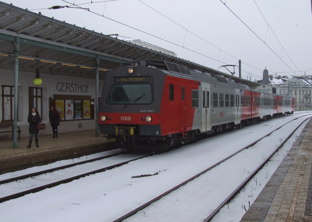 Wegen des Fahrzeugbedarfs der Ski-WM in Schladming kommen auf der Wiener Vorortelinie Htteldorf–Handelskai einige 4020er anstelle von 4024er-Talenten zum Einsatz, so auch 4020 300 als S 45 (Zug-Nr. 20742) in Wien Gersthof. [13.02.13]