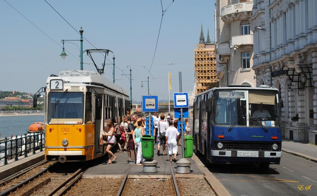 Wegen Gleisbauarbeiten mute das Teilstck Jaszei Mari ter - Kossuth Lajos ter im Schienenersatz gefhrt werden.Wie man sieht,wurde das Umsteigen zwischen Tram und Ersatzbus vorbildlich gelst.(Kossuth Lajos ter,07.08.2013)