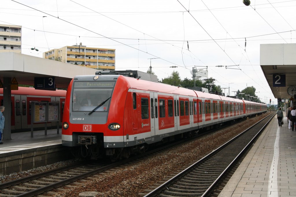 Wegen Weichensanierungsarbeiten im Bahnhof von Markt Schwaben fahren auf der S2 zwischen Petershausen und Markt Schwaben 3-teilige Garnituren. Fahrgste von und nach Erding steigen in eine 2-teilige 423-Garnitur, die dahin pendelt, um. Am 30.08.11 wurde 423 859-8 in Markt Schwaben fotografiert.