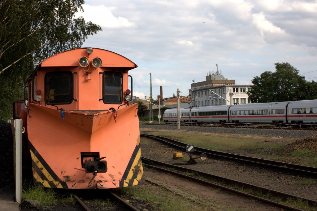 Weiche  21 ist sicher nicht ICE tauglich, aber sie dient ja auch nur der Umfahrung des Bekohlungsgleises  der Lnitzgrundbahn, an dessem sdlichem Ende der Schnepflug  in der Abendsonne  trumt   whrendessen ein ICE gen Dresden Neustadt
eilt.  10.08.2012   18:18 Uhr