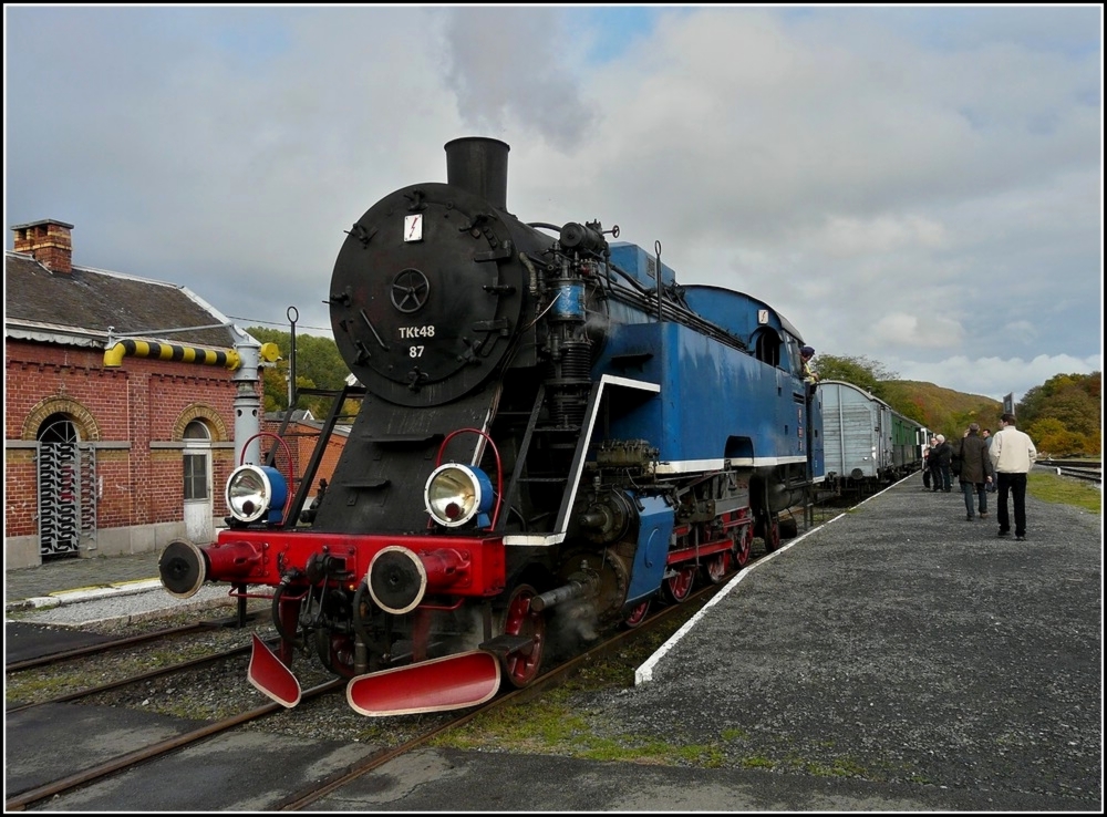 Weit weniger gruselig setzte sich die Tkt 48-87 in Treignes nach dem Umsetzen wieder vor den Halloween Zug. 30.10.2010 (Hans)