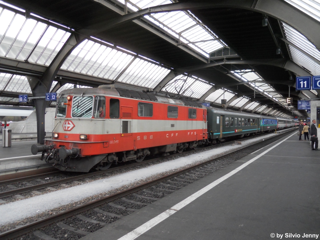 Weiter geht's mit ''Bunt, bunter, SBB''. Am 18.7.2011 bespannte die Swiss-Express-farbene Re 4/4'' 11108 ab Zrich HB den IR 1772 Chur - Basel, der mit einer Gotthard-IR Komp. gefhrt wird. Jedoch sind an 2. und 3. Stelle statt den planmssigen Bpm51 und B EW4 zwei B EW2 in grner und Papagei-farbenen Anstrich eingereiht.