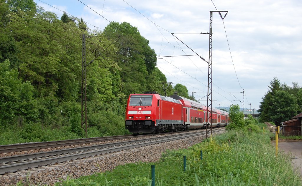 Wenige Minuten nachdem ich am 28.5.2010 ein Sonnenbild eines ICs kurz vor Gppingen auf der Filsbahn anfertigen konnte, entstand diese  sonnenlose  Aufnahme von 146 218-3 mit einem aus Doppelstockwagen gebildeten Regionalzug nach Mosbach-Neckarelz. 