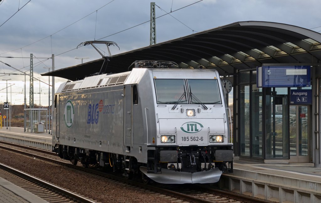 Wie aus dem Ei gepellt erschien am 15.12.11 185 562 der ITL im Bahnhof Bitterfeld. Sie war vom Werk Dessau aus auf Probefahrt.