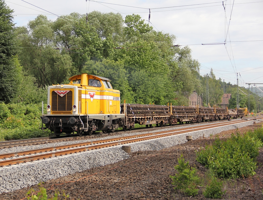 Wiebe 211 015-3 beim Abtransport von Altschienen von der Baustelle bei Eschwege West Richtung Sden. Aufgenommen am 22.06.2011 am B Eltmannshausen/Oberhone.