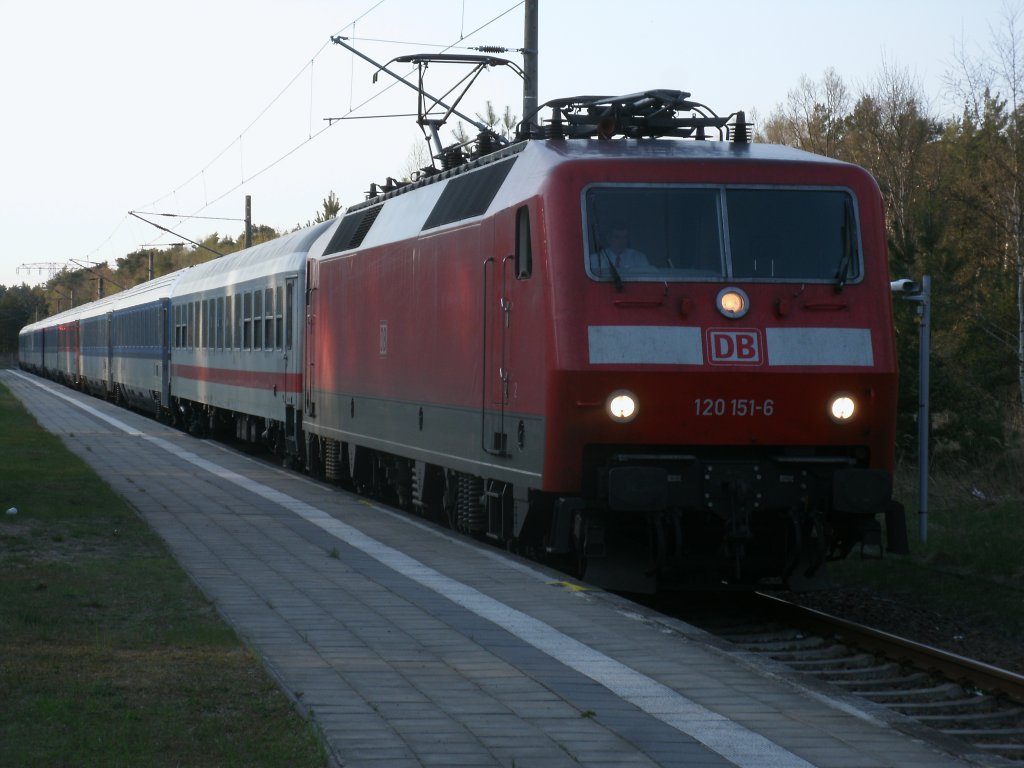 Wieder 120 151 am 04.Mai 2013 diesmal als Zuglok vor dem EC 378,Bratislava-Binz,der am Abend einen Kreuzungshalt in Prora einlegte.