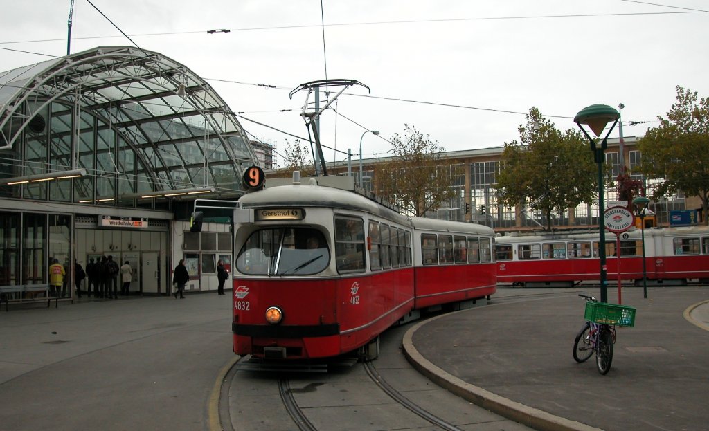 Wien Wiener Linien SL 9 (E1 4832 (SGP 1974)) Neubaugürtel / Westbahnhof am 20. Oktober 2010. 