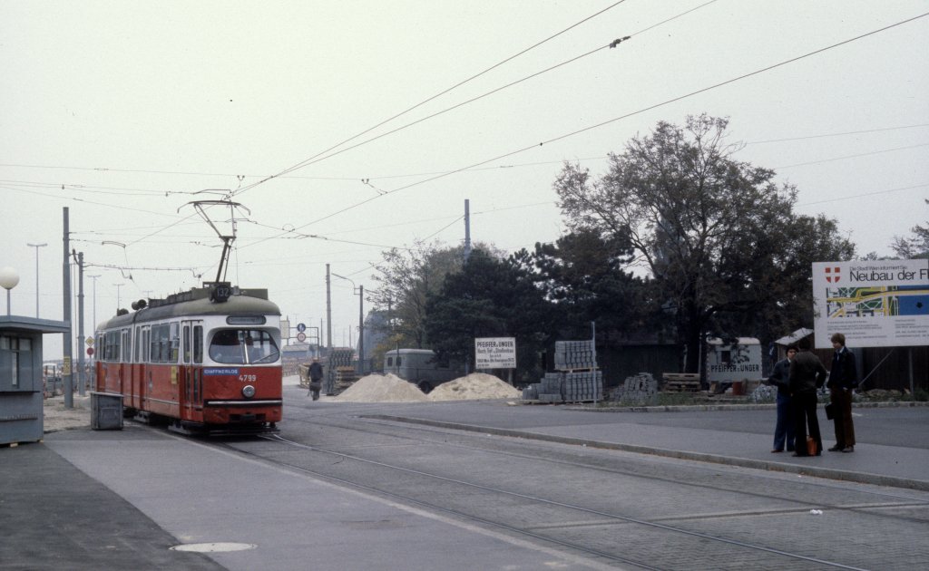 Wien WVB SL 132 (E1 4799) Friedrich-Engels-Platz im Oktober 1978. - Im Hintergrund (in der Mitte des Bildes) sieht man undeutlich die alte Floridsdorfer Brcke. Die neue Brcke wurde am 3. Oktober 1978 geffnet.