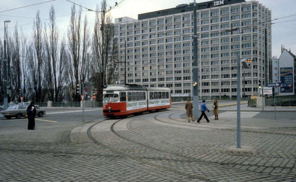 Wien WVB SL N (E 4410) Marienbrcke / Franz-Josefs-Kai im Dezember 1980.