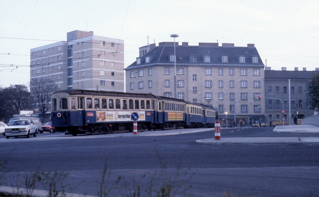 Wien: Zug der Wiener Lokalbahn auf der Philadelphiabrcke im Oktober 1978.