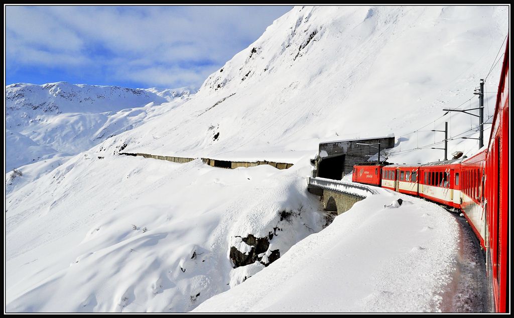 Winter am Oberalp. Whrenddem die Strasse weiter unten lngst Wintersperre hat, fhrt R827 dank der Lawinengalerien ganzjhrig ber den Oberalppass, hier oberhalb von Tschamut-Selva. (19.12.2012)