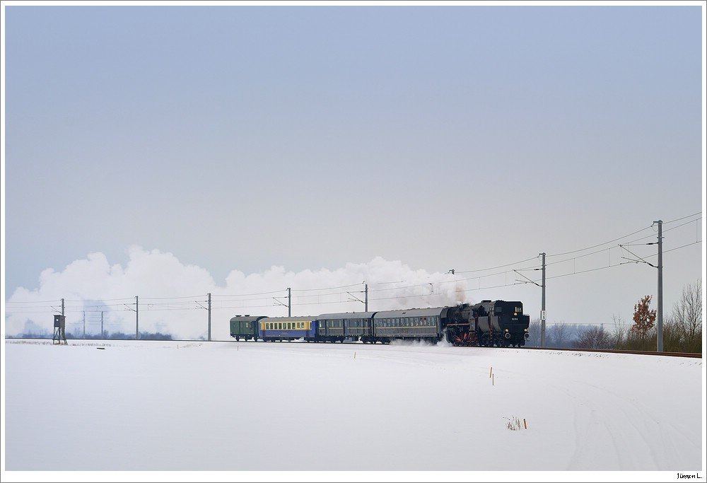 Winterdampf '10 nach Ernstbrunn. 52.7612 fuhr von Wien/Heiligenstadt ber Tulln nach Ernstbrunn. Dabei befuhr sie als mWn. erster Dampfer die neue  Absdorfer Schleife . SDZ R 16102, Absdorf, 23.1.2010.