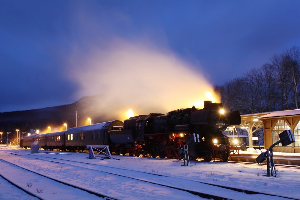 Winterzauber im Bahnhof Cranzahl. Am 18.12.2011 wartet 52 8154-8 auf dem Abfahrtsbefehl. 
