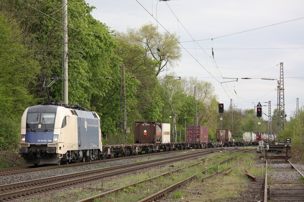 WLB ES 64 U2-060 am 27.4.12 mit einem KLV auf dem Weg nach Duisburg-Rheinhausen bei der Durchfahrt durch Ratingen-Lintorf.