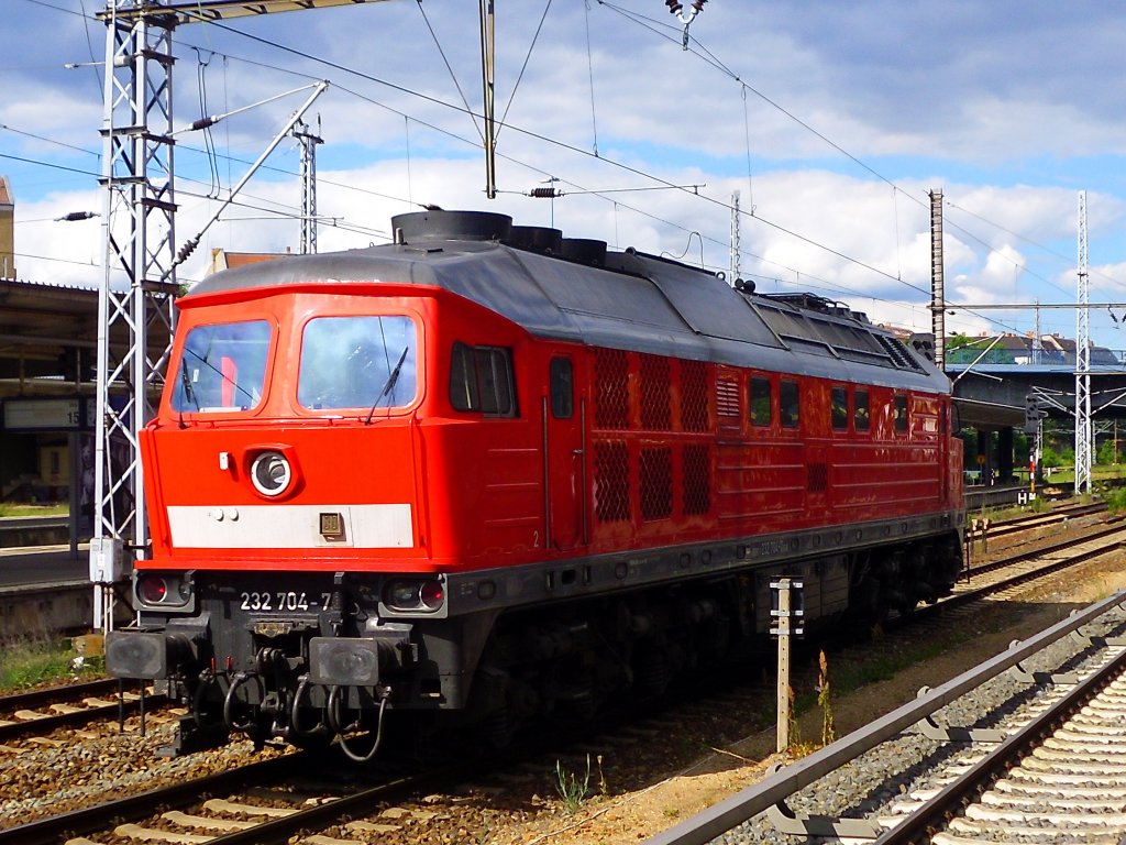 Wo vor wenigen Minuten noch die Diesel-ICE`S  Rendsburg  und  Wehrheim  einen Halt einlegen muten, mu jetzt eine  Ludmilla  232 704-7 auf Ihre Ausfahrt warten. Gesehen in Berlin-Lichtenberg am 22.06.2010.