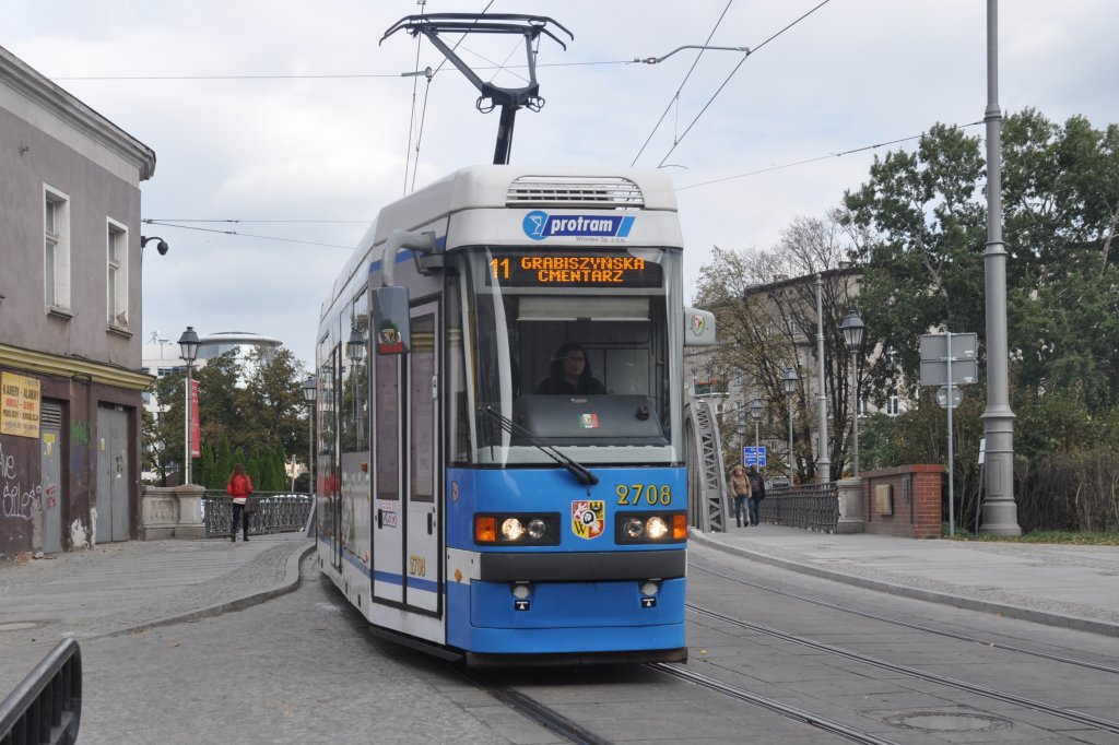 WROCŁAW (Woiwodschaft Niederschlesien), 09.10.2012, Tramwagen 2708 als Linie 11 zum Grabiszyńska Friedhof