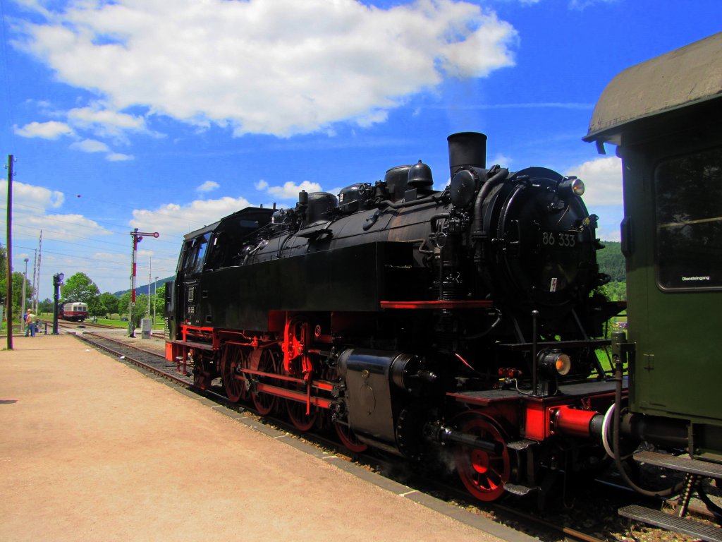 WTB 86 333 steht mit dem Zug nach Weizen abfahrbereit im Bf Blumberg-Zollhaus; 23.06.2010