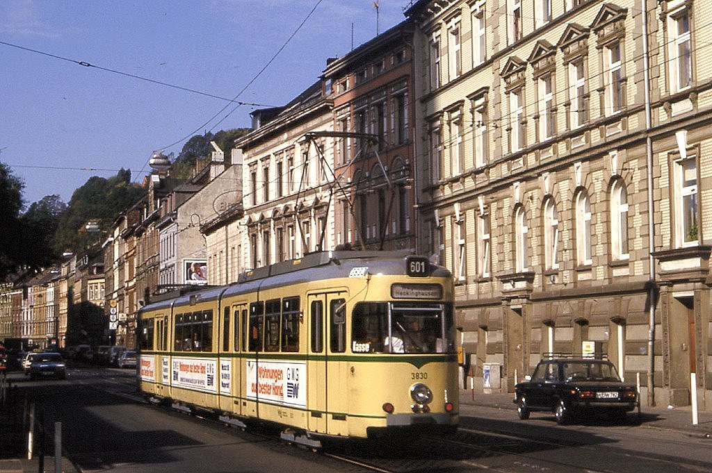 Wuppertal 3830, 05.10.1986, Friedrich Ebert Strae. Wenige Jahre vor Einstellung des Betriebes mussten noch einmal einige Wagen ersetzt werden. So wurden acht Fahrzeuge aus Dortmund besorgt. Der 3830 trug in Dortmund die Nummer 45. Interessant ist auch die Lackierung: in Dortumnd ist der Wagen nicht in dieser cremefarbigen Lackierung gelaufen, die Wuppertaler Wagen waren gerade von creme auf ein poppigeres orange/blau umgespritzt worden. Da hat man dann wohl in irgendeiner Ecke noch Farbreserven in creme gefunden und sparsamerweise noch verwendet.

