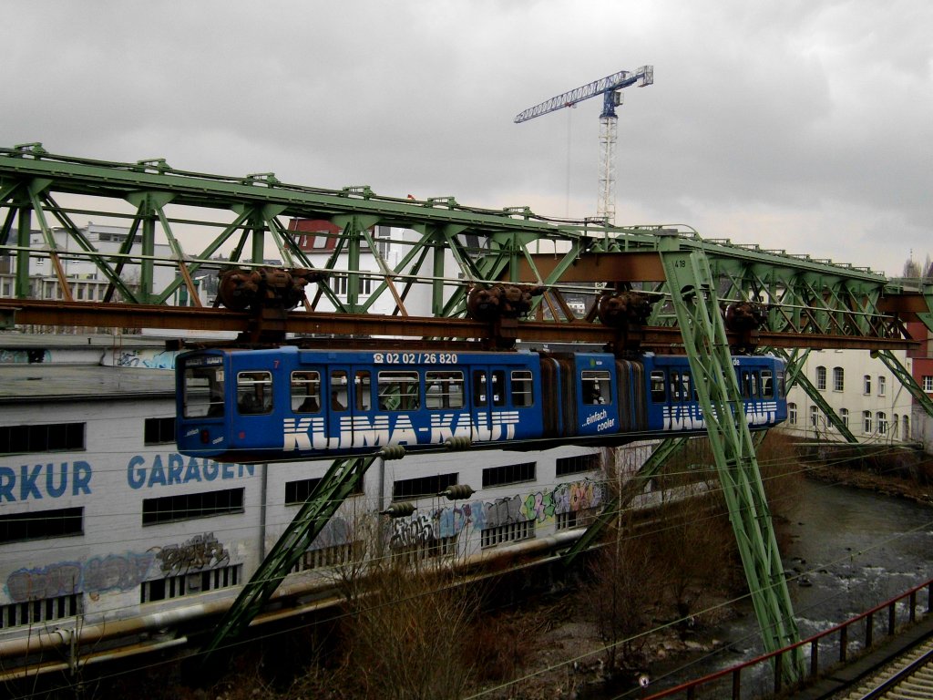  Wuppertaler Schwebebahn in Richtung Oberbarmen Bahnhof am Haltepunkt Werther Brcke.(19.2.2013)   