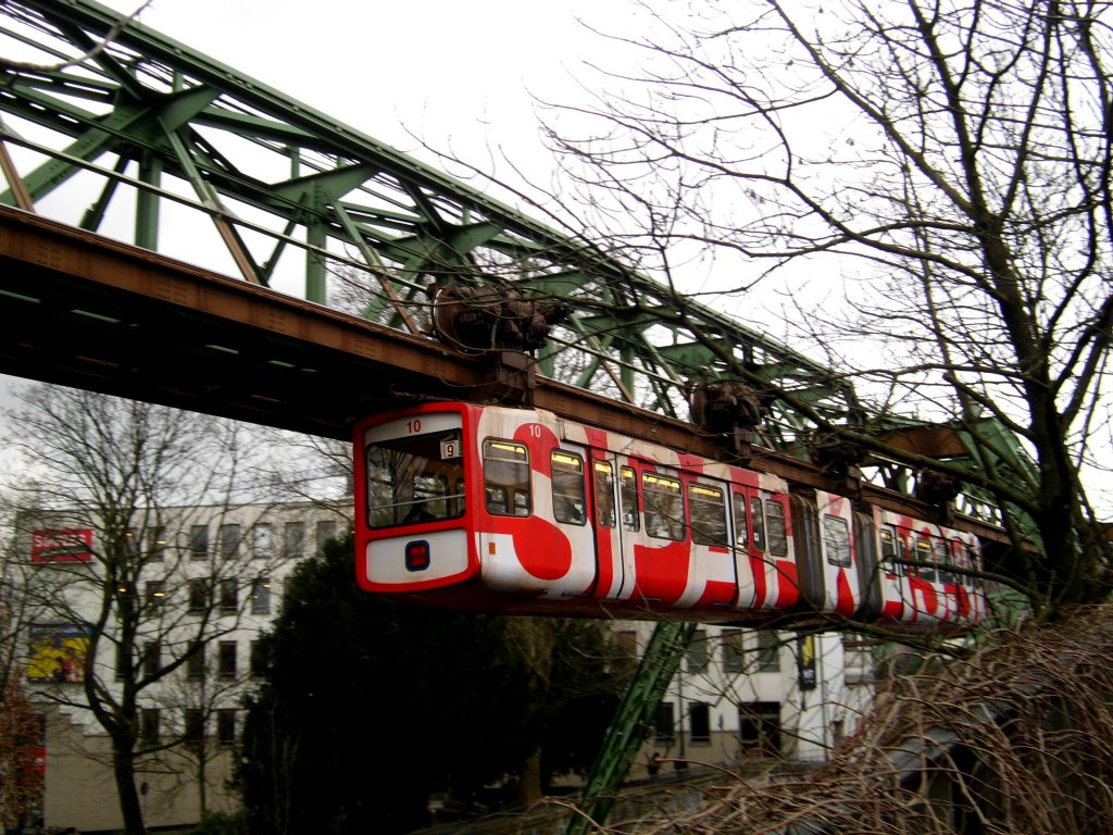  Wuppertaler Schwebebahn in Richtung Oberbarmen Bahnhof am Haltepunkt Alter Markt.(19.2.2013) 