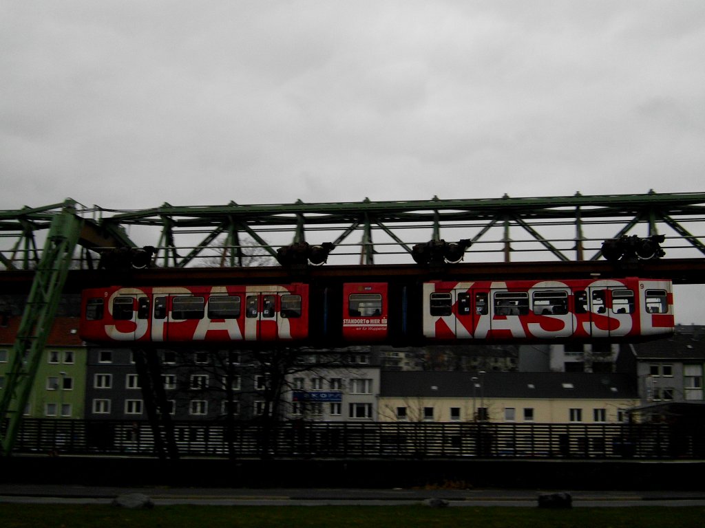  Wuppertaler Schwebebahn in Richtung Oberbarmen Bahnhof am Haltepunkt Alter Markt.(20.2.2013) 