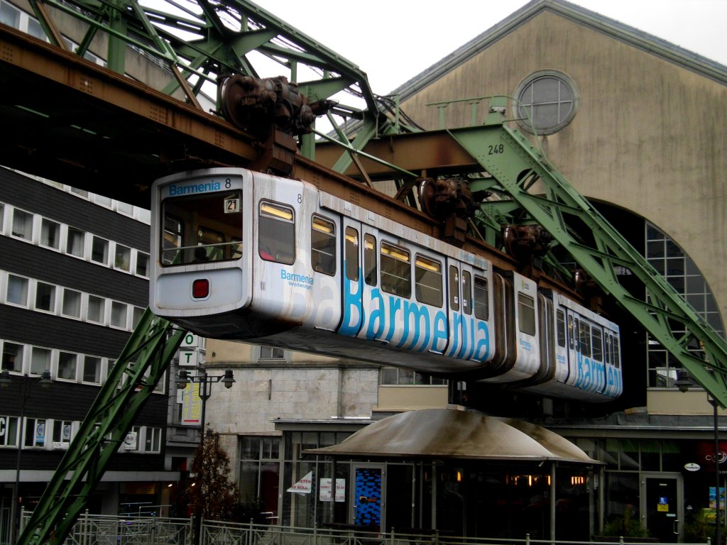  Wuppertaler Schwebebahn in Richtung Oberbarmen Bahnhof am Haltepunkt Hauptbahnhof/Dpersberg.(28.2.2013) 