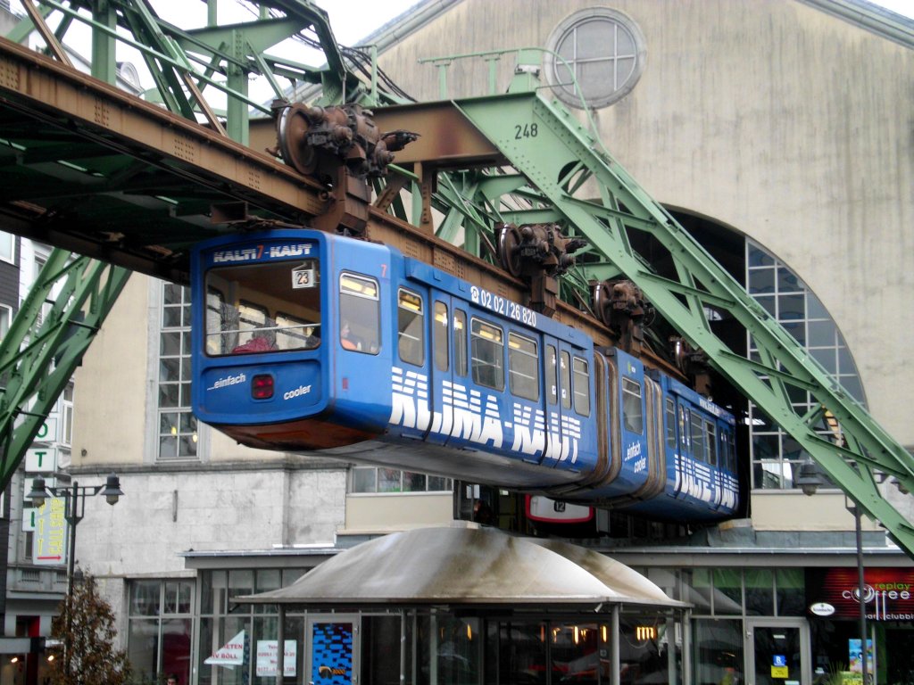  Wuppertaler Schwebebahn in Richtung Oberbarmen Bahnhof am Haltepunkt Hauptbahnhof/Dpersberg.(28.2.2013) 