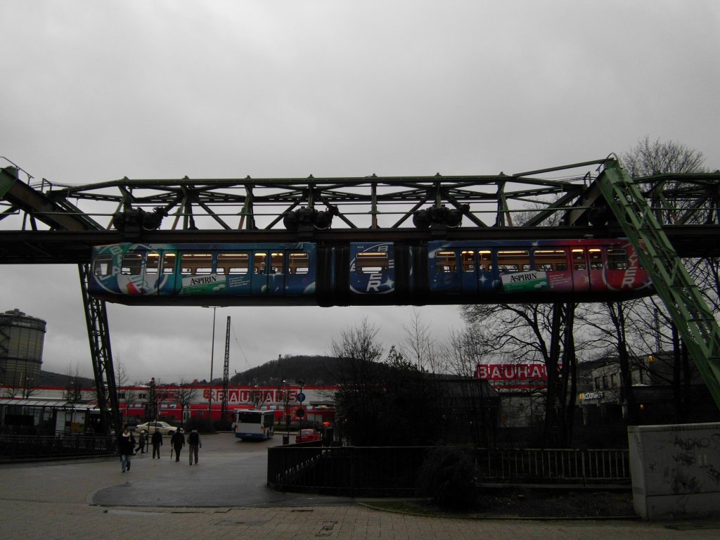  Wuppertaler Schwebebahn in Richtung Vohwinkel am Haltepunkt Oberbarmen Bahnhof.(5.2.2013) 