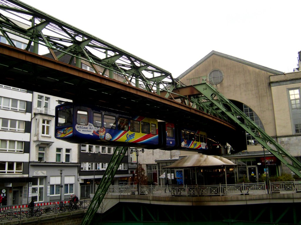  Wuppertaler Schwebebahn in Richtung Vohwinkel am Haltepunkt Hauptbahnhof/Dpersberg.(28.2.2013) 