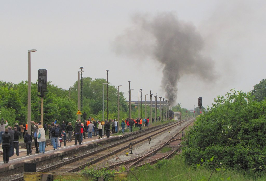 Zahlreiche Eisenbahnfans erwarteten am 25.05.2013 im Bahnhof Erfurt Nord die Scheineinfahrt der WFL 03 2155-4 mit dem DPE 32861 von Nordhausen nach Weimar.