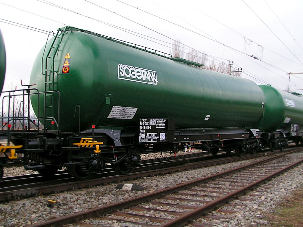 Zans(37807848518-2)von SOGETANK ist in einem Ganzzug eingereiht, und in Bruck an der Leitha unterwegs;100223