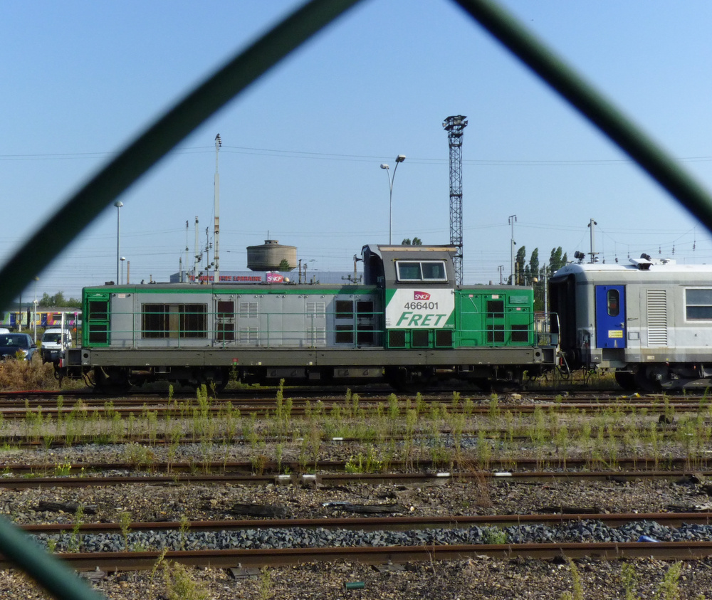  Zaungast - Wer ist eigentlich der Zaungast, der Photograph diesseits oder die Lok jenseits des Zauns?

SNCF BB 4 66401 ist in Thionville abgestellt. Die erste Lok der Serie 66400 wurde 1968 gebaut.

Die Loks leisten 1030 Kw und sind 120 Km/h schnell.

03.09.2012 Bahnhof (Gare de) - Thionville