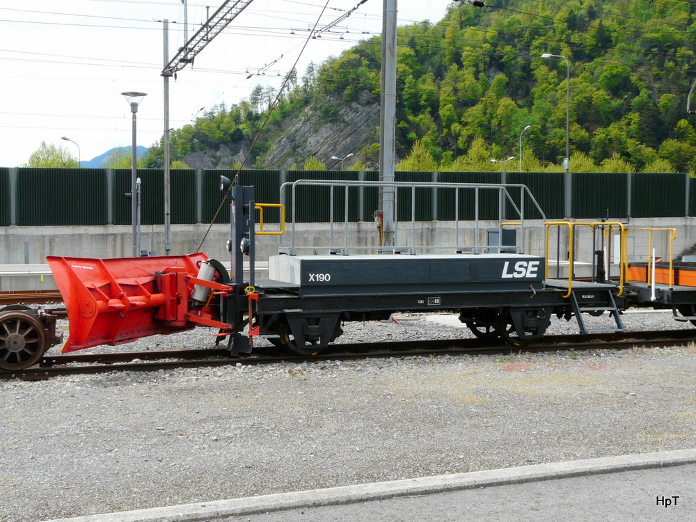 zb - Dienstwagen X 190 im Bahnhofsareal in Stansstad am 08.05.2012