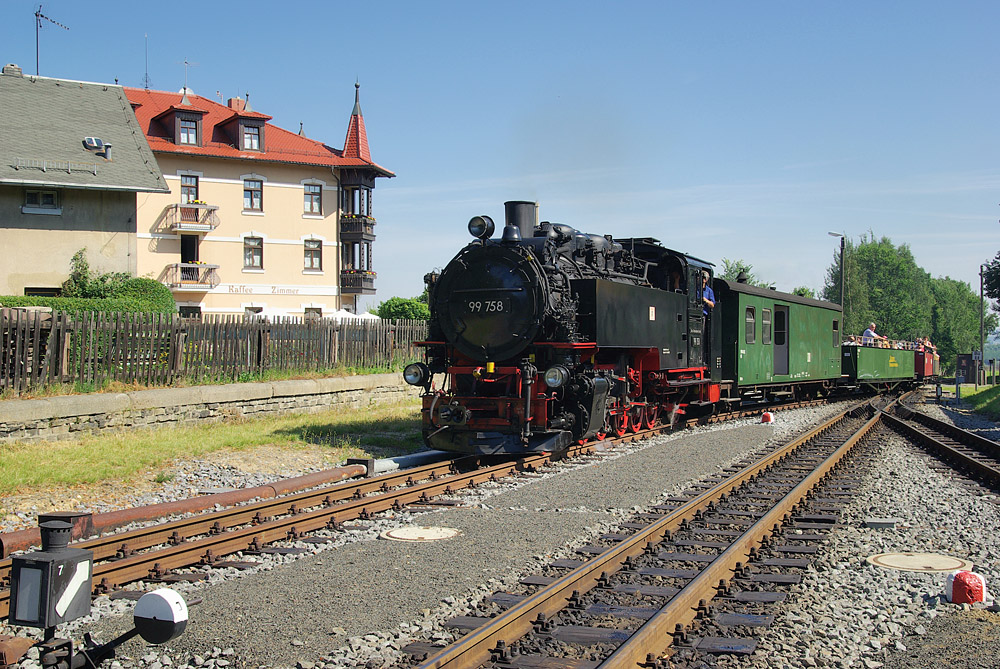 Zittauer Schmalspurbahnen:
99 758 hat hier aus Zittau kommend Einfahrt in Bertsdorf. Im Sommer sind die offenen Aussichtswagen sehr begehrt...
02.08.2009