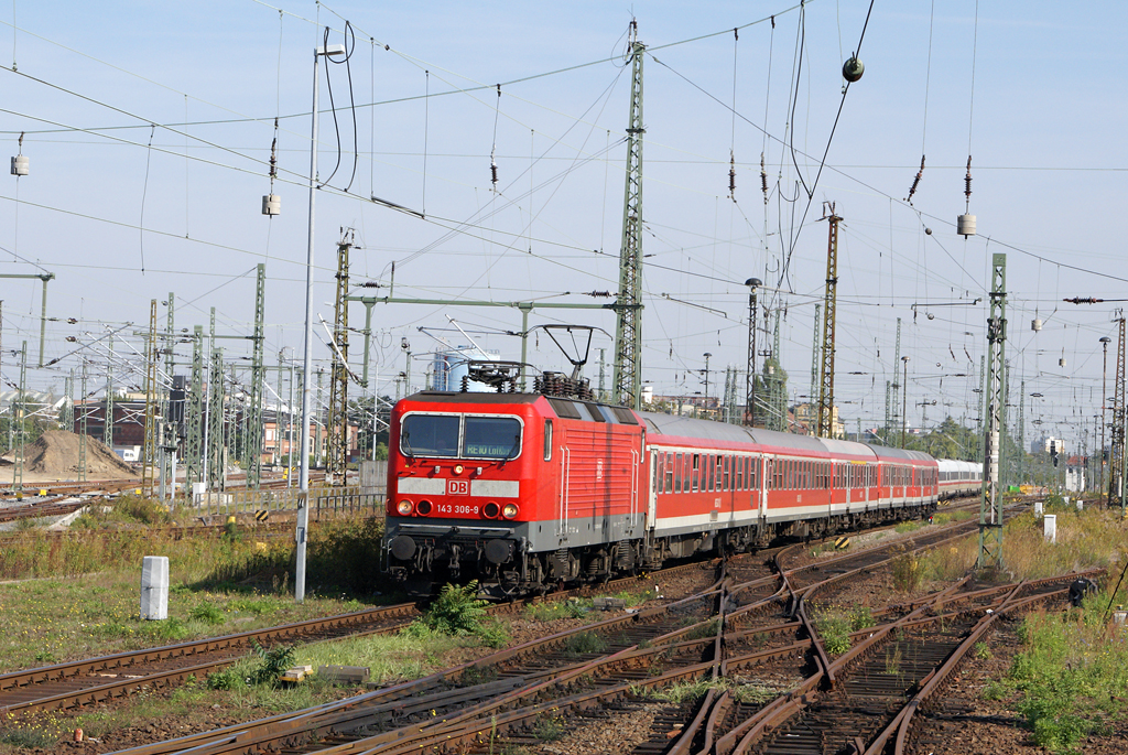 Zu den wenigen Einsatzstrecken der Bimz (ehemalige Interregio-Wagen) im Nahverkehr gehrt die Verbindung von Cottbus nach Leipzig, der RE 10. Ebenfalls kommen sie im RE 18 Cottbus-Dresden und im Schleswig-Holstein-Express von Hamburg Hbf nach Flensburg zum Einsatz. 
Am 18.09.2012 konnten diese Wagen an einem von 143 306-9 gezogenen RE aus Cottbus kurz vor Erreichen des Leipziger Hauptbahnhofes beobachtet werden. Das Bild entstand aus dem paralell fahrenden IC.