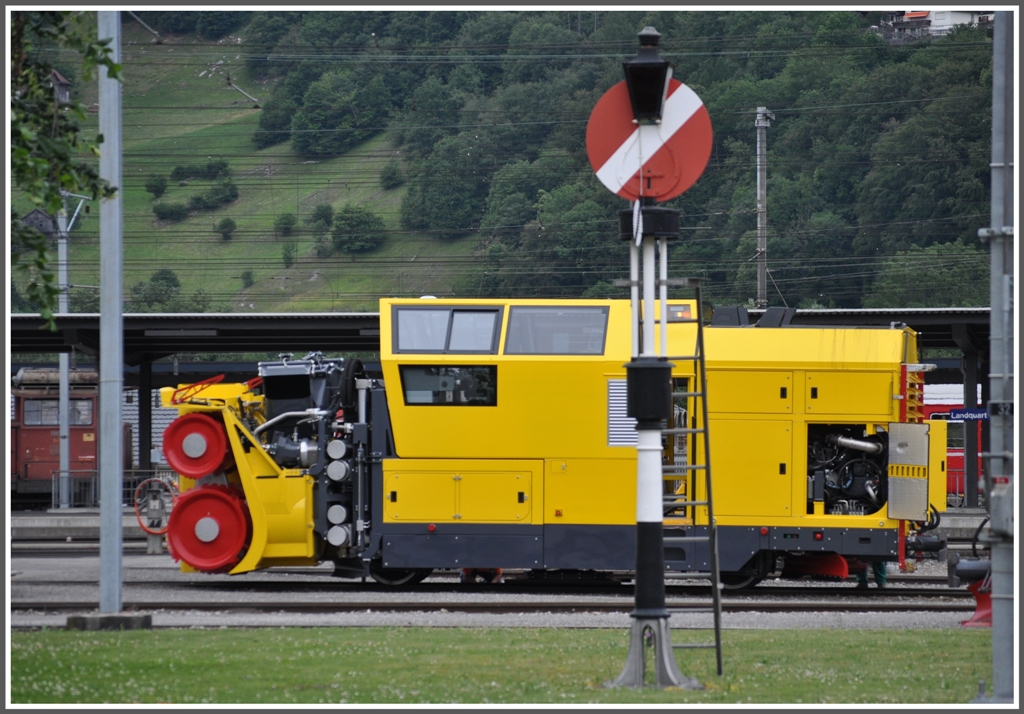 Zufllig in Landquart entdeckt, das neuste RhB Fahrzeug (noch ohne Anschrift). (07.06.2011)