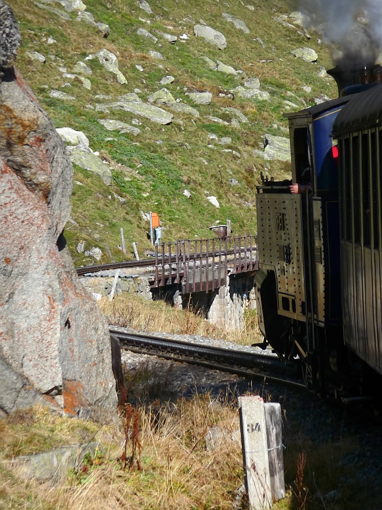 Zufahrt auf die Brcke ber den Sidelenbach im Reusstal, 2.10.11