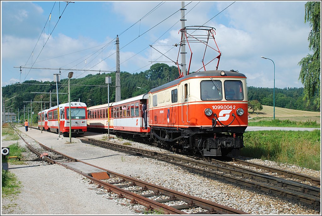 Zugkreuzung in Klangen am 4.8.2010 - Der R 6802 mit der 1099 004 und 4 Waggons kreuzt 2 5090er als R 6829 nach Laubenbachmhle.