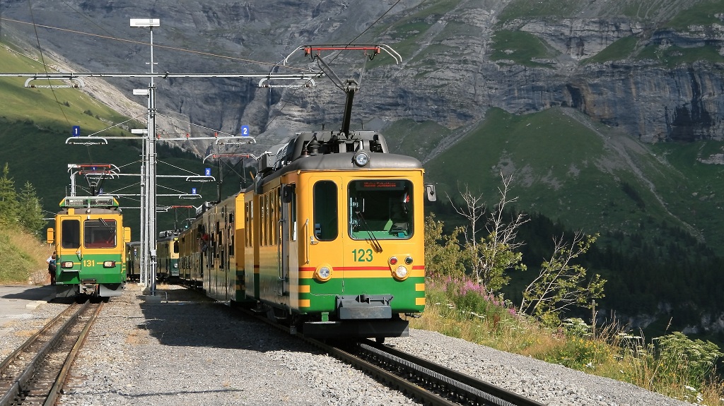 Zugskreuzung in der Station Wengernalp. (10.08.2012)