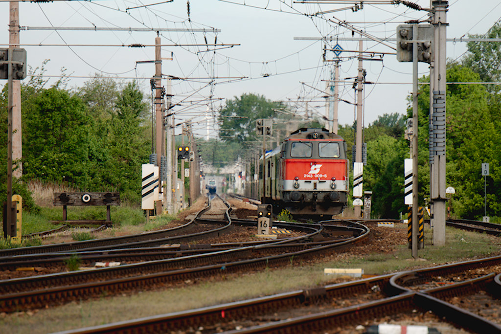 Zum Oldtimertreffen war auch ein Zug von Wien FJB nach Ernstbrunn unterwegs. Das Bild zeigt den Zug bei der Einfahrt in den Bahnhof Korneuburg. [06.05.2012]