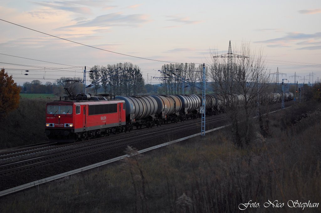 Zum Tagesabschluss gab es noch 155 159-7 mit einem Kesselzug auf dem Weg zur Ostsee,B 72 bei Priort (07.11.09)