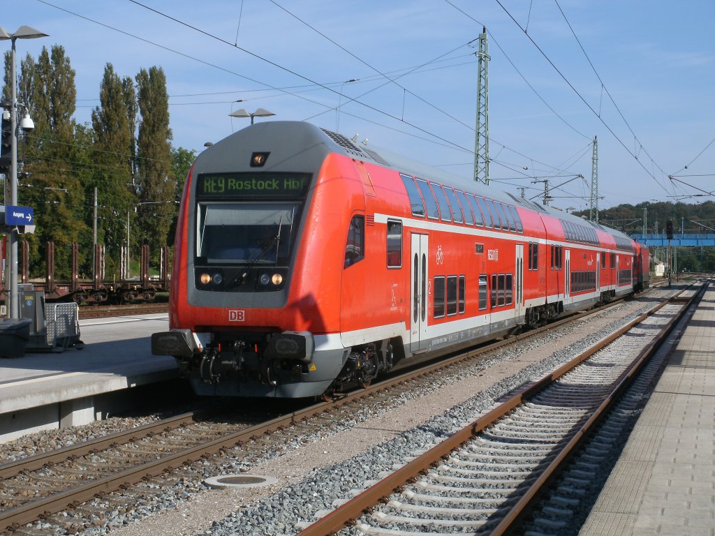 Zur Abwechslung fr einen Flirt kam der RE 13008 Sassnitz-Rostock,am 25.September 2011,nach Bergen/Rgen.112 111 war Schublok.