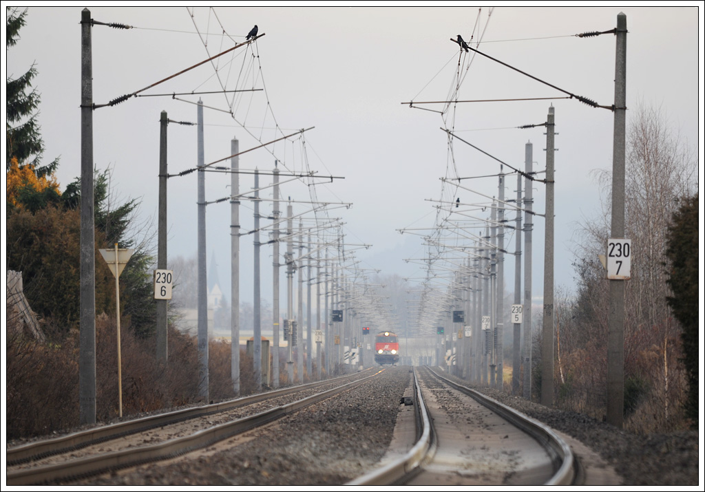 Zwecks Personaleinschulung auf der Reihe 2143 wurden am 23.11.2010 55555 von Zeltweg nach Frantschach-St. Gertraud 2143.062 und 067 vorgespannt. Die erste Aufnahme zeigt den Lokzug 84877 von Knittelfeld nach Zeltweg in Lind bei Zeltweg. Die beiden Krhen, die links und rechts auf den Auslegern sitzen, wurden nicht in das Bild kopiert ;-)