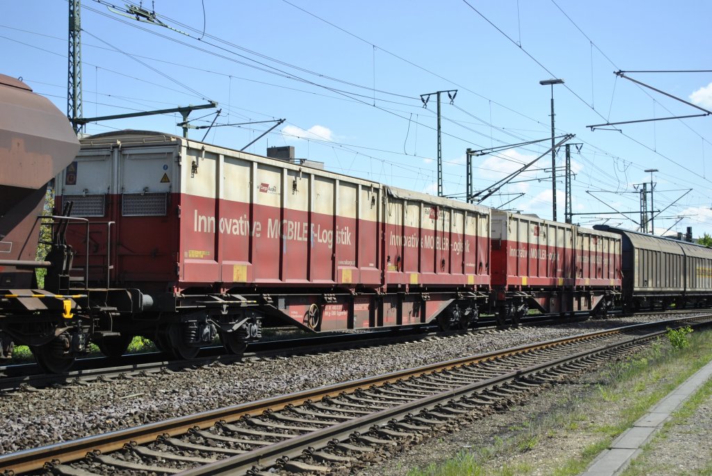 Zwei besonderer  Gterwagen in Lehrte, am 03.05.2011.