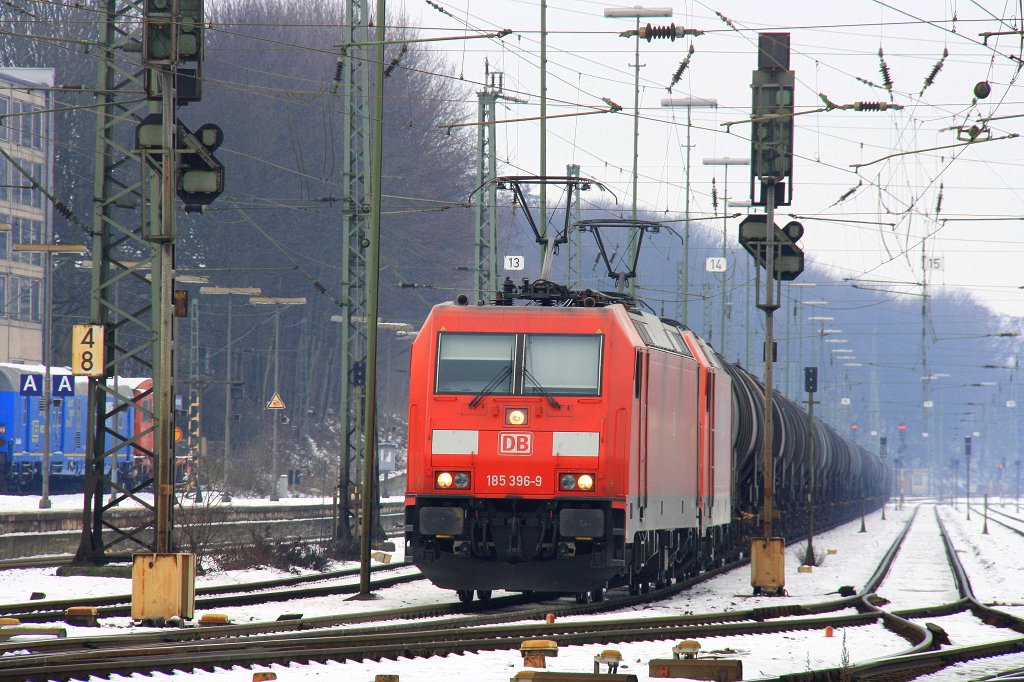 Zwei BR 185er von der DB und Railion stehen in Aachen-West mit einem sehr langen lzug und warten auf die Abfahrt nach Basel(CH) ber Kln im Schnee am 12.2.2012.