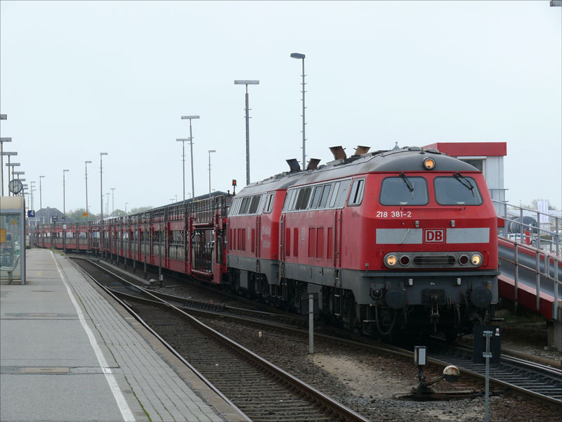 Zwei BR 218 gefhrt von 218 381 haben den DB AutoZug  SYLTSHUTTLE  von Niebll nach Westerland(Sylt) gebracht; 23.05.2010
