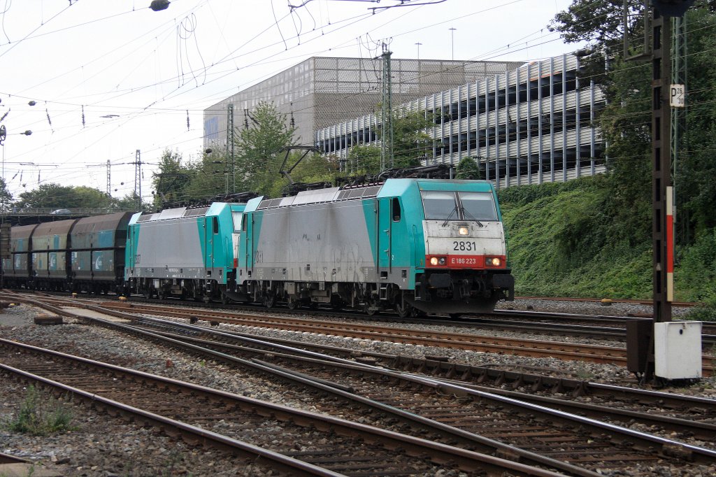 Zwei Cobra 2831 und 2837 kommen mit einem Kohlenzug aus Zandvliet(B) und fahren in Aachen-West ein bei Wolken.
6.9.2011