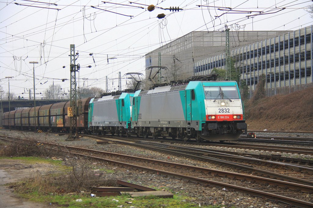 Zwei Cobra 2832 und 2828 kommen mit einem  Kohlenzug aus Zandvliet(B) nach Mannheim und fahren in Aachen-West ein bei viele Wolken am 13.3.2012. 
