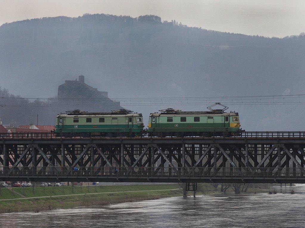 Zwei Loks der BR 122 am 04.04.2010 bei der berfahrt ber die Labem (Elbe) bei st nad Labem.