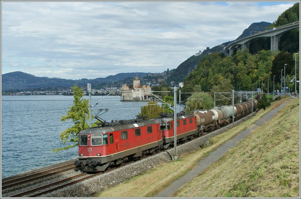 Zwei Re 4/4 II in Vielfachsteuerung mit einem lzug beim Chateau de Chillon am 4. Oktober 2010.